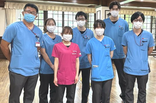 笑顔のスタッフたち集合写真