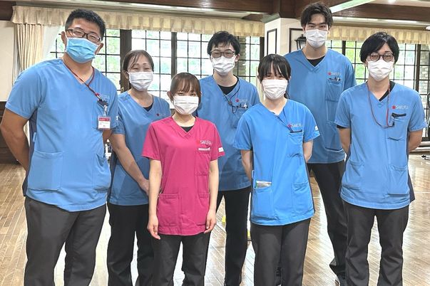 笑顔のスタッフたち集合写真