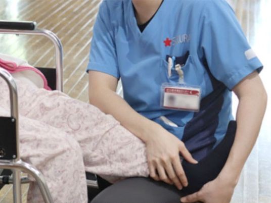 ケア中のスタッフ