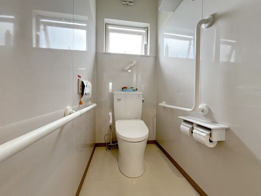 広く明るいトイレ