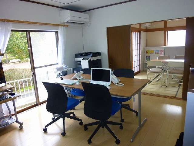 会議室 会議室 広々としたスペースで、自然光が差し込む明るい空間です。ミーティングや作業が快適に行えます。