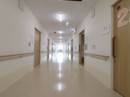 清潔な施設の廊下