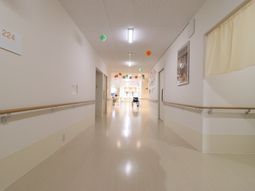 明るい施設の廊下
