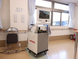 カラオケ機器と椅子の部屋