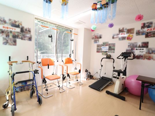 機能訓練用具の整った部屋