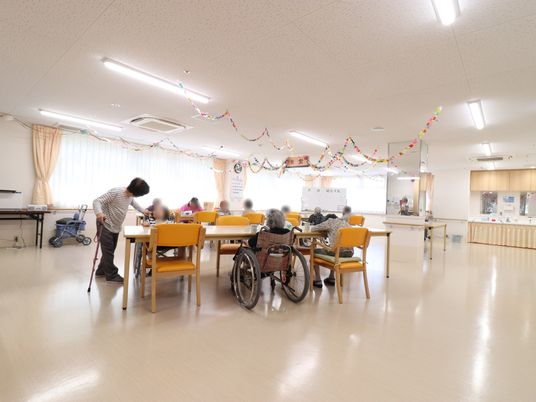 広々とした明るい食堂