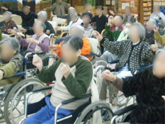 車椅子の利用者が集う空間