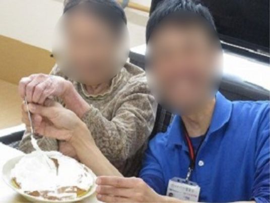 スタッフ支援の食事風景