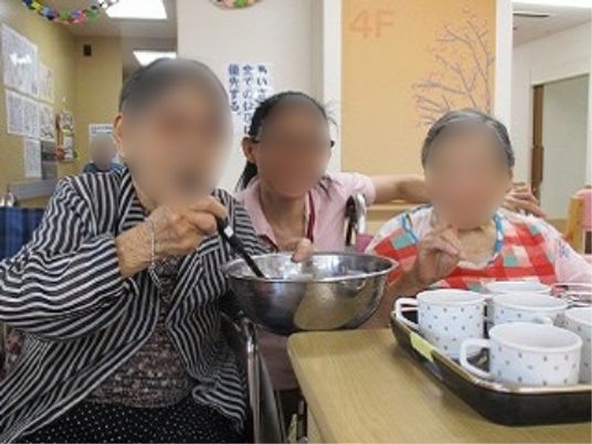 共有スペースで楽しむ食事風景