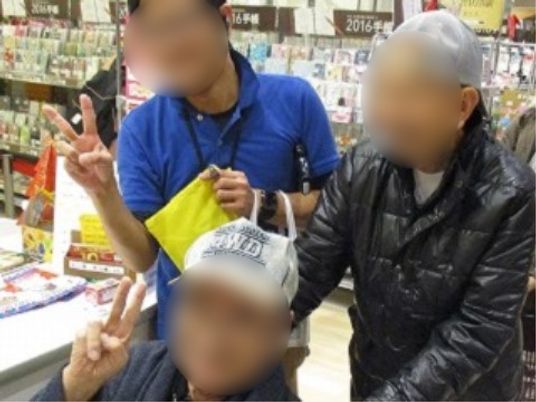 元気な高齢者とスタッフ