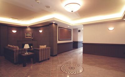 ゆったりしたソファのあるラウンジ