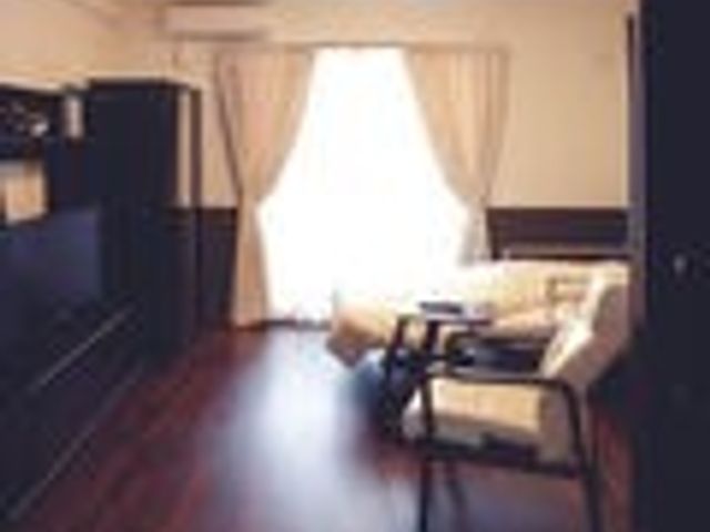 落ち着いた居室内 居室 窓から自然光が差し込む居室は, 落ち着いた色調の家具で統一され、穏やかな時間を提供します。