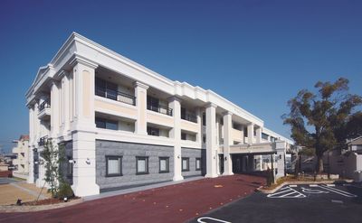 白い外観の建物