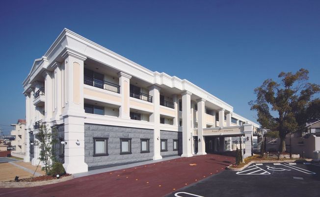 白い外観の建物