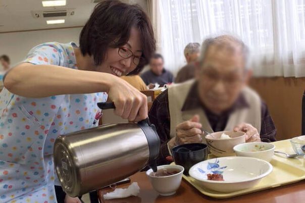温かい食事の場面
