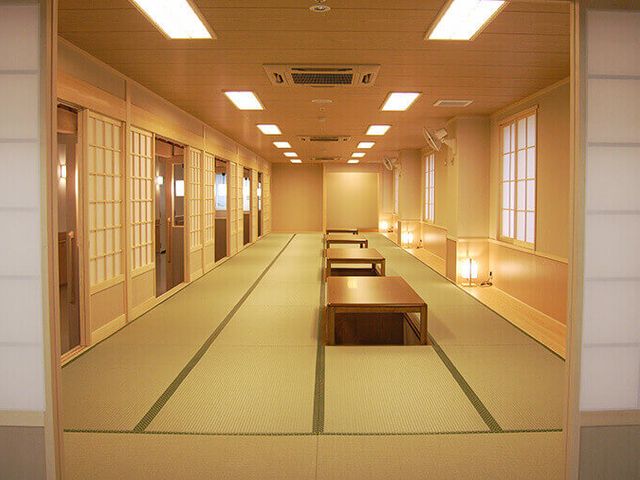 和室の居室 居室 広々とした和室で、ゆったりとくつろげる空間が特徴です。自然光が差し込み、心地よい雰囲気です。