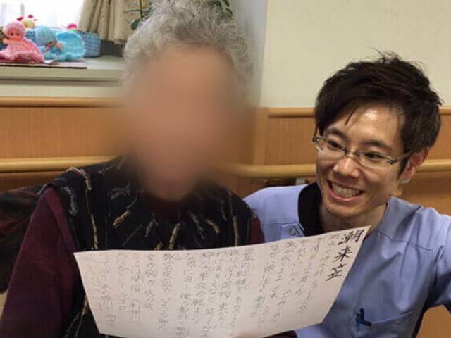 職員との交流風景 居室 職員が利用者の方と楽しくコミュニケーションを行っています。心温まるひとときです。