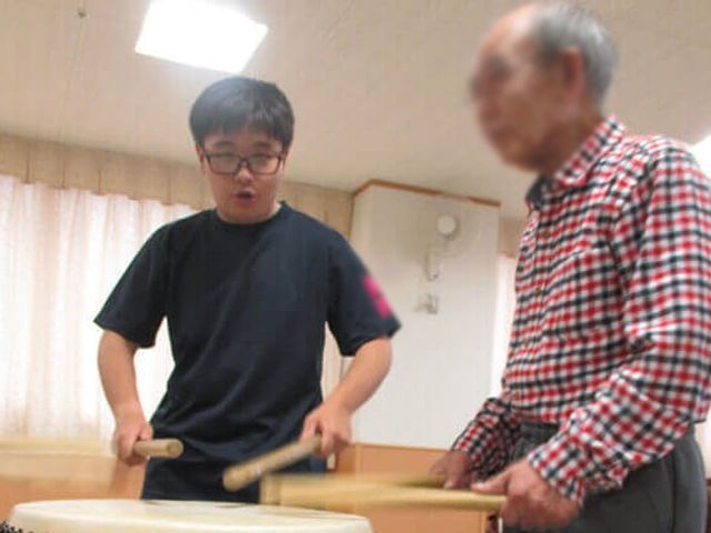楽しい演奏の場面 多目的室 明るい多目的室で、和太鼓の演奏を楽しめます。自然光が入る開放的な空間です。
