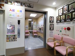 エントランスに掲示物と椅子