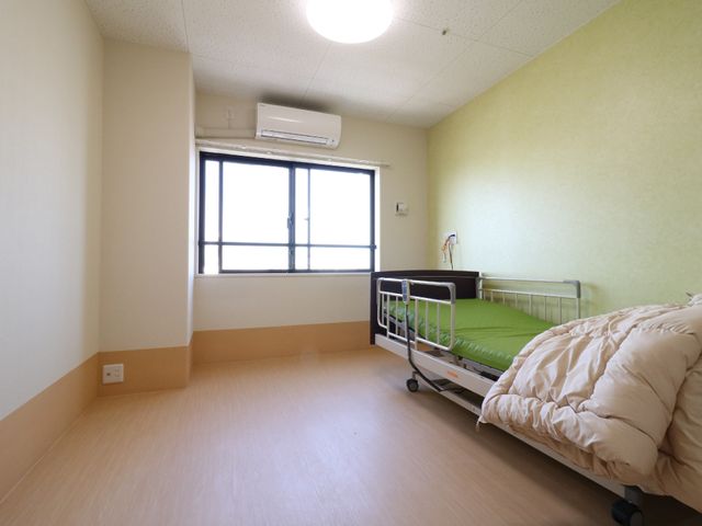明るい個室の居室 明るい居室 ゆとりある個室は、日当たり良好で快適な空間を提供しており、プライベートな時間を大切にできます。
