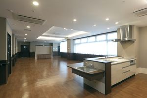 明るい設備の空間