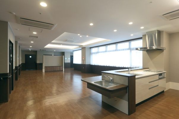 明るい設備の空間