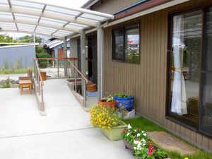 鮮やかな花で飾られた入口