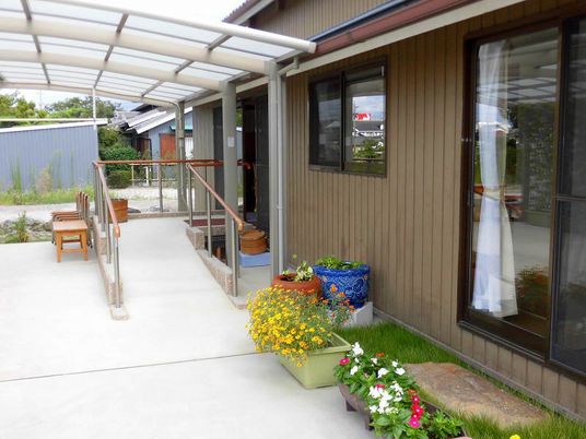 鮮やかな花で飾られた入口