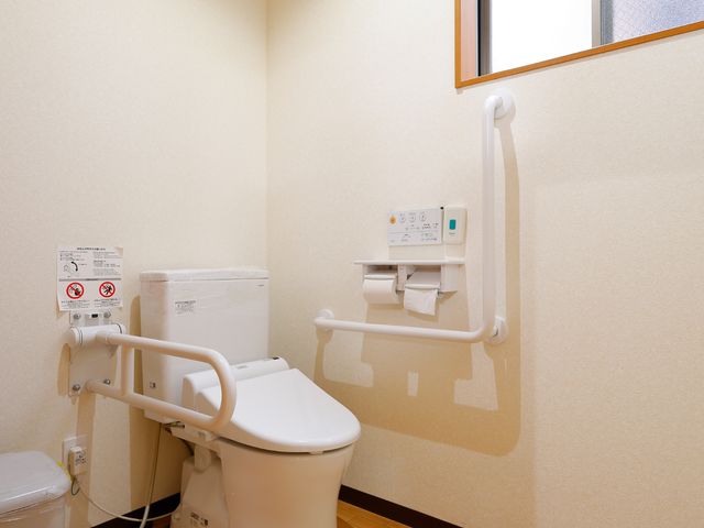 バリアフリー対応のトイレ トイレ 安全に配慮した手すり完備のトイレです。身体に優しいデザインで、安心してお使いいただけます。