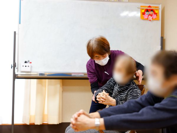 手をつなぐスタッフと利用者