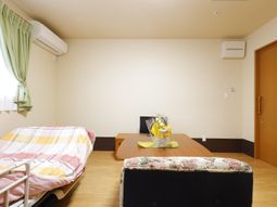 明るい個室のベッドとテーブル