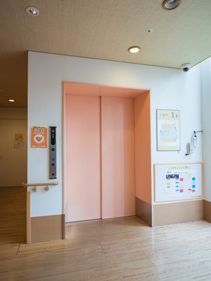 ピンクの扉と掲示物