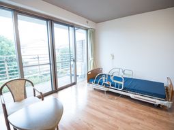 明るいベッドサイドと椅子