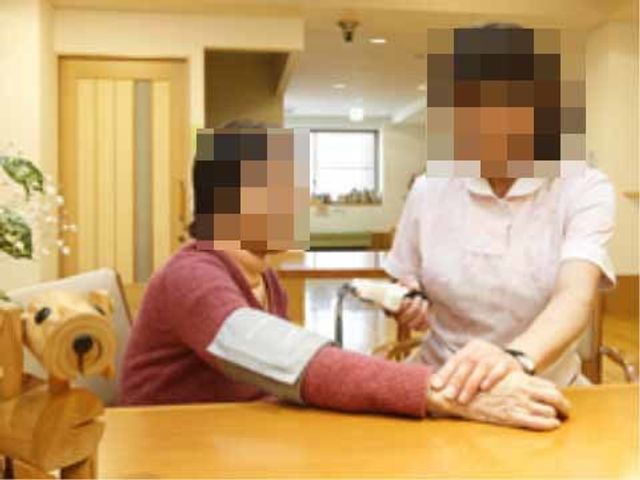 心温まる居室の風景 介護サービス スタッフとゆったりと過ごすアットホームな居室です。ご高齢の方と向き合う充実した日々を過ごせます。