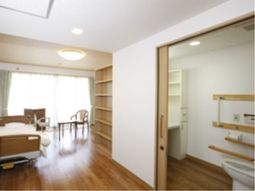 明るい居室とトイレ