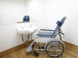 車椅子と洗面台のある部屋
