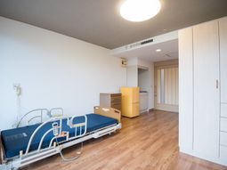 明るい居室の様子