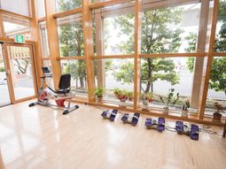 明るい窓辺のトレーニングスペース