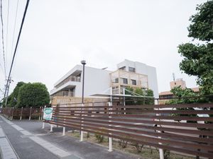 モダンな外観の建物