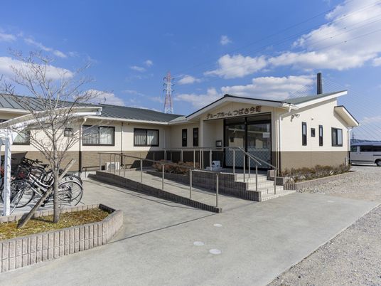 広い入口の建物外観