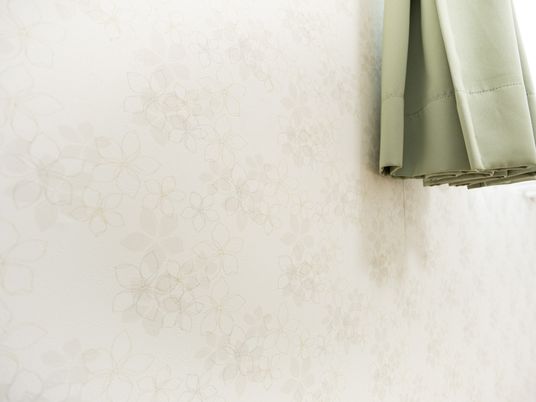 花模様の壁紙の廊下