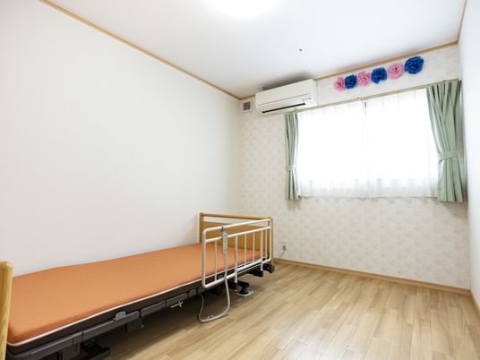 明るい床が目立つ居室