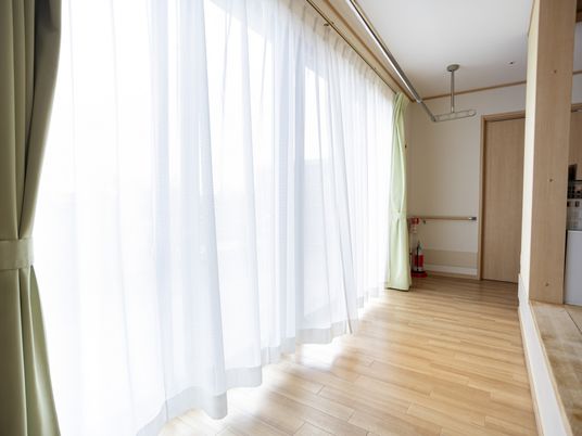 明るく広々とした廊下