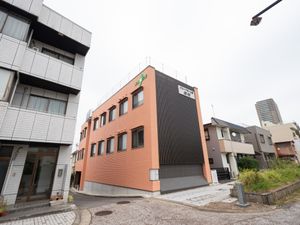 オレンジ色の外壁の建物