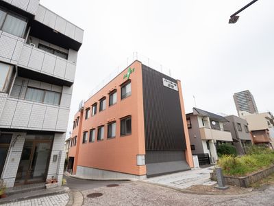 オレンジ色の外壁の建物