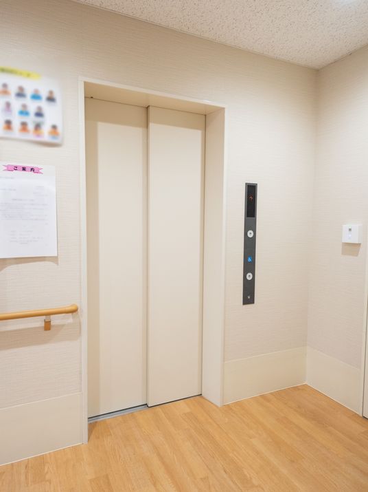 白い壁のエレベーター