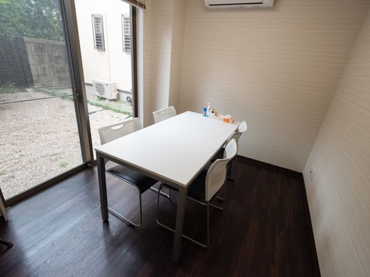 ダイニングルームのテーブル