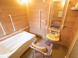 手すり付きの浴室設備