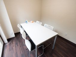 シンプルな会議室の内観