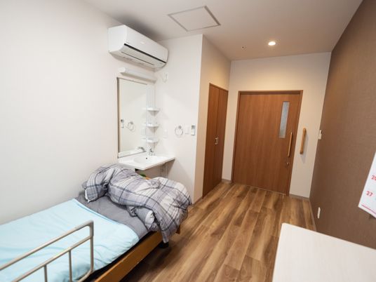 居室のベッドと洗面所